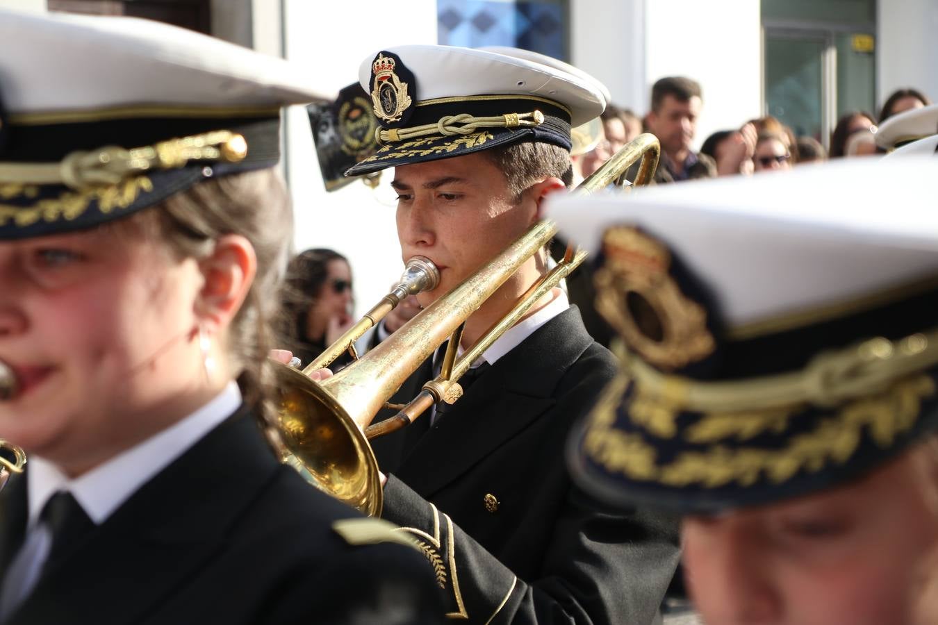 El Cine-teatro Balboa acogió, ayer, la sexta edición del 'Certamen de Bandas Solidario', organizado por la Junta de Cofradías de la Semana Santa de Jerez de los Caballeros. Un Certamen que, gracias a la participación de las distintas agrupaciones musicales del municipio y del Valle de Santa Ana, consiguió recaudar 375 euros y 36 kilos a beneficio del Almacén de Alimentos que Cruz Roja gestiona en Jerez. 