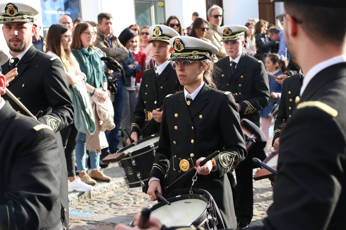 El Cine-teatro Balboa acogió, ayer, la sexta edición del 'Certamen de Bandas Solidario', organizado por la Junta de Cofradías de la Semana Santa de Jerez de los Caballeros. Un Certamen que, gracias a la participación de las distintas agrupaciones musicales del municipio y del Valle de Santa Ana, consiguió recaudar 375 euros y 36 kilos a beneficio del Almacén de Alimentos que Cruz Roja gestiona en Jerez. 