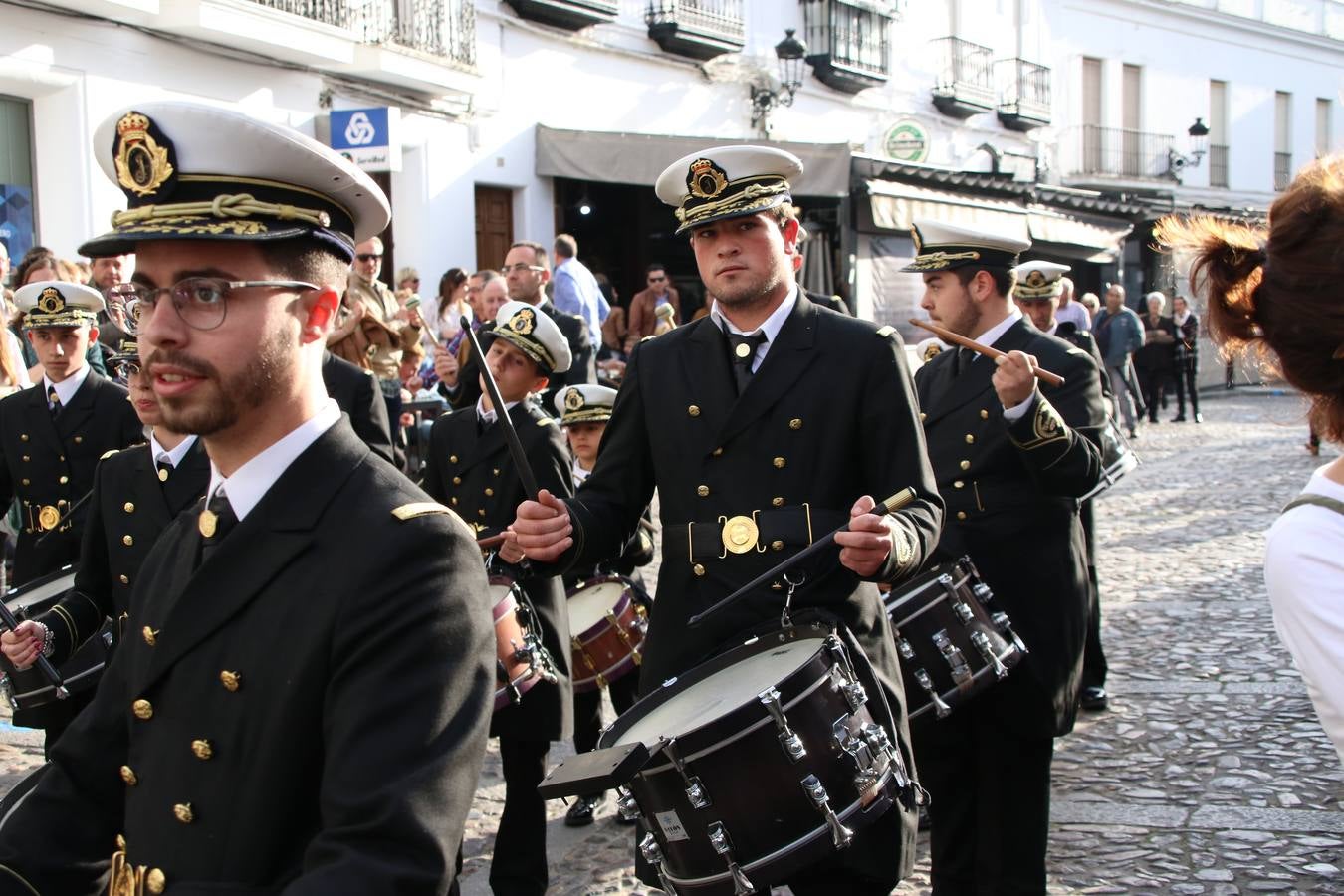 El Cine-teatro Balboa acogió, ayer, la sexta edición del 'Certamen de Bandas Solidario', organizado por la Junta de Cofradías de la Semana Santa de Jerez de los Caballeros. Un Certamen que, gracias a la participación de las distintas agrupaciones musicales del municipio y del Valle de Santa Ana, consiguió recaudar 375 euros y 36 kilos a beneficio del Almacén de Alimentos que Cruz Roja gestiona en Jerez. 