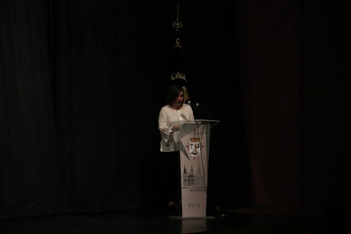 El Cine-teatro Balboa acogió, ayer, la sexta edición del 'Certamen de Bandas Solidario', organizado por la Junta de Cofradías de la Semana Santa de Jerez de los Caballeros. Un Certamen que, gracias a la participación de las distintas agrupaciones musicales del municipio y del Valle de Santa Ana, consiguió recaudar 375 euros y 36 kilos a beneficio del Almacén de Alimentos que Cruz Roja gestiona en Jerez. 