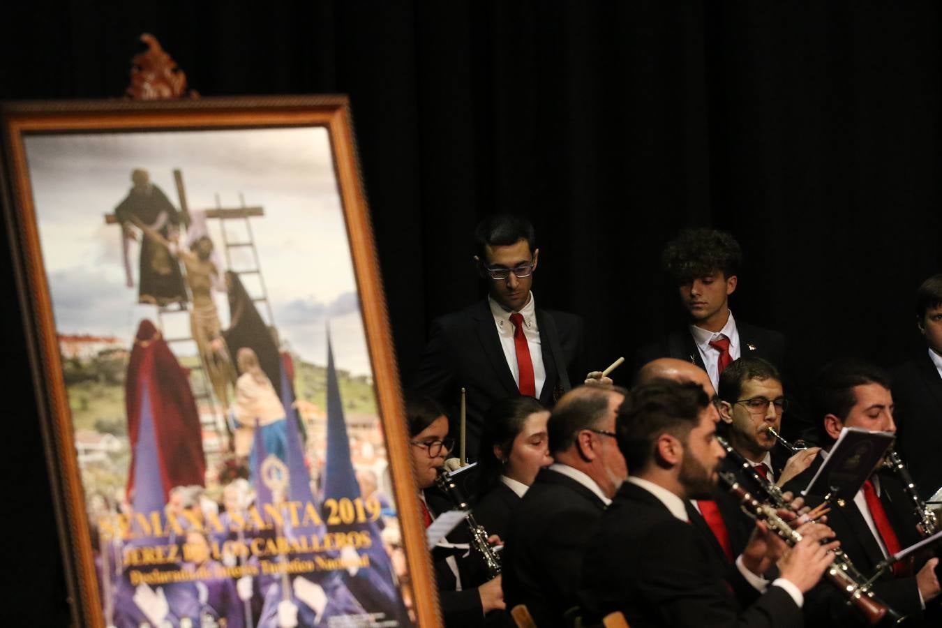 El Cine-teatro Balboa acogió, ayer, la sexta edición del 'Certamen de Bandas Solidario', organizado por la Junta de Cofradías de la Semana Santa de Jerez de los Caballeros. Un Certamen que, gracias a la participación de las distintas agrupaciones musicales del municipio y del Valle de Santa Ana, consiguió recaudar 375 euros y 36 kilos a beneficio del Almacén de Alimentos que Cruz Roja gestiona en Jerez. 