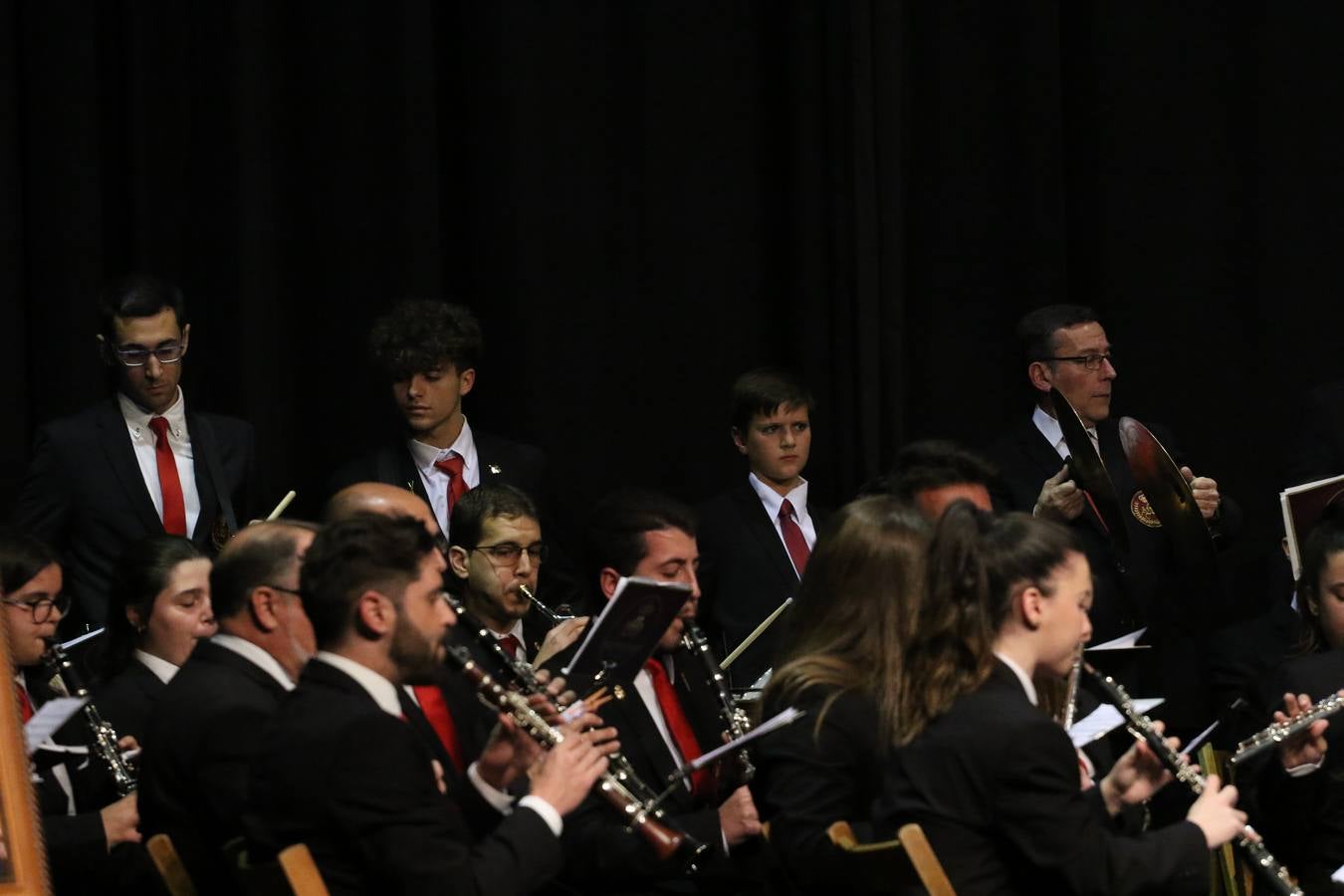 El Cine-teatro Balboa acogió, ayer, la sexta edición del 'Certamen de Bandas Solidario', organizado por la Junta de Cofradías de la Semana Santa de Jerez de los Caballeros. Un Certamen que, gracias a la participación de las distintas agrupaciones musicales del municipio y del Valle de Santa Ana, consiguió recaudar 375 euros y 36 kilos a beneficio del Almacén de Alimentos que Cruz Roja gestiona en Jerez. 