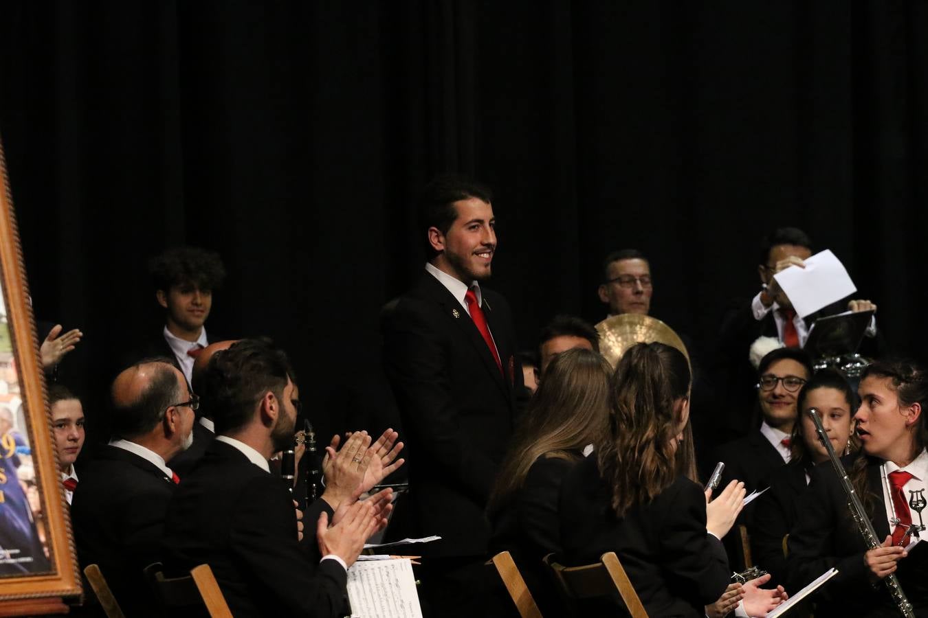 El Cine-teatro Balboa acogió, ayer, la sexta edición del 'Certamen de Bandas Solidario', organizado por la Junta de Cofradías de la Semana Santa de Jerez de los Caballeros. Un Certamen que, gracias a la participación de las distintas agrupaciones musicales del municipio y del Valle de Santa Ana, consiguió recaudar 375 euros y 36 kilos a beneficio del Almacén de Alimentos que Cruz Roja gestiona en Jerez. 