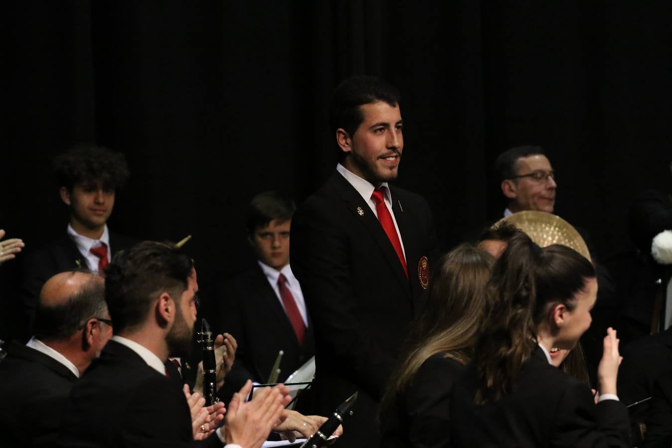 El Cine-teatro Balboa acogió, ayer, la sexta edición del 'Certamen de Bandas Solidario', organizado por la Junta de Cofradías de la Semana Santa de Jerez de los Caballeros. Un Certamen que, gracias a la participación de las distintas agrupaciones musicales del municipio y del Valle de Santa Ana, consiguió recaudar 375 euros y 36 kilos a beneficio del Almacén de Alimentos que Cruz Roja gestiona en Jerez. 