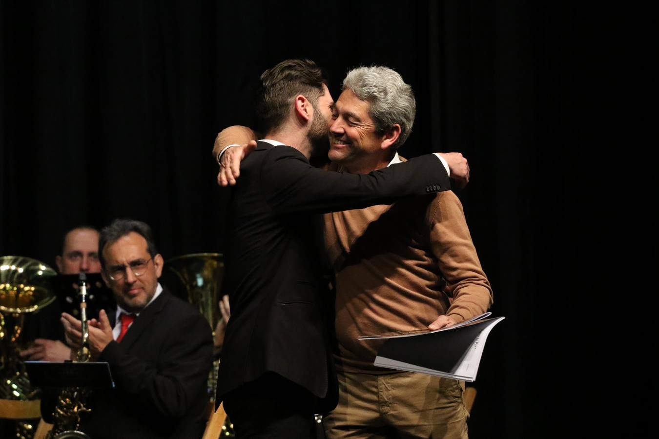 El Cine-teatro Balboa acogió, ayer, la sexta edición del 'Certamen de Bandas Solidario', organizado por la Junta de Cofradías de la Semana Santa de Jerez de los Caballeros. Un Certamen que, gracias a la participación de las distintas agrupaciones musicales del municipio y del Valle de Santa Ana, consiguió recaudar 375 euros y 36 kilos a beneficio del Almacén de Alimentos que Cruz Roja gestiona en Jerez. 