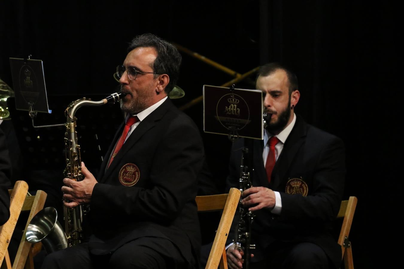 El Cine-teatro Balboa acogió, ayer, la sexta edición del 'Certamen de Bandas Solidario', organizado por la Junta de Cofradías de la Semana Santa de Jerez de los Caballeros. Un Certamen que, gracias a la participación de las distintas agrupaciones musicales del municipio y del Valle de Santa Ana, consiguió recaudar 375 euros y 36 kilos a beneficio del Almacén de Alimentos que Cruz Roja gestiona en Jerez. 
