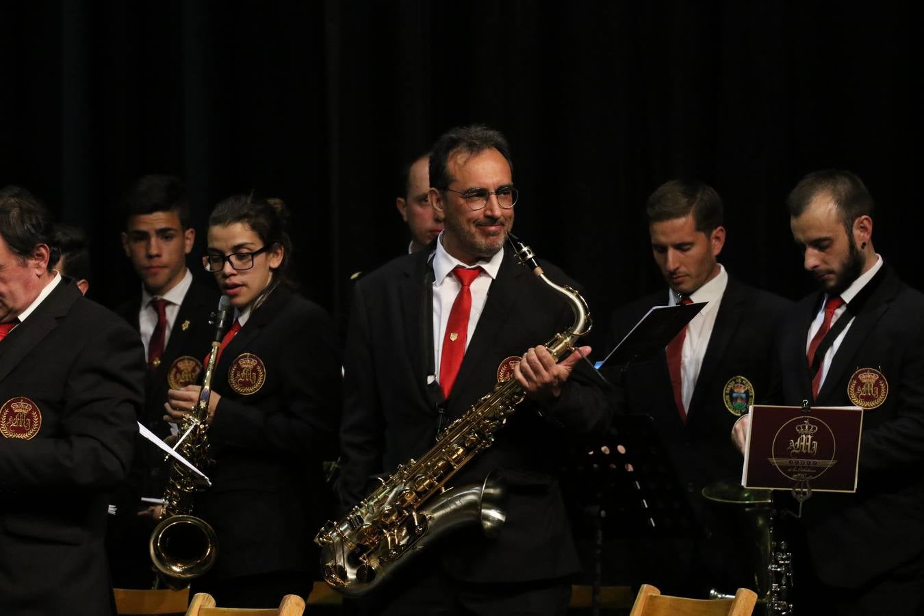 El Cine-teatro Balboa acogió, ayer, la sexta edición del 'Certamen de Bandas Solidario', organizado por la Junta de Cofradías de la Semana Santa de Jerez de los Caballeros. Un Certamen que, gracias a la participación de las distintas agrupaciones musicales del municipio y del Valle de Santa Ana, consiguió recaudar 375 euros y 36 kilos a beneficio del Almacén de Alimentos que Cruz Roja gestiona en Jerez. 