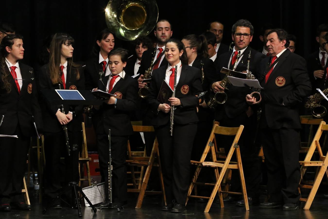 El Cine-teatro Balboa acogió, ayer, la sexta edición del 'Certamen de Bandas Solidario', organizado por la Junta de Cofradías de la Semana Santa de Jerez de los Caballeros. Un Certamen que, gracias a la participación de las distintas agrupaciones musicales del municipio y del Valle de Santa Ana, consiguió recaudar 375 euros y 36 kilos a beneficio del Almacén de Alimentos que Cruz Roja gestiona en Jerez. 