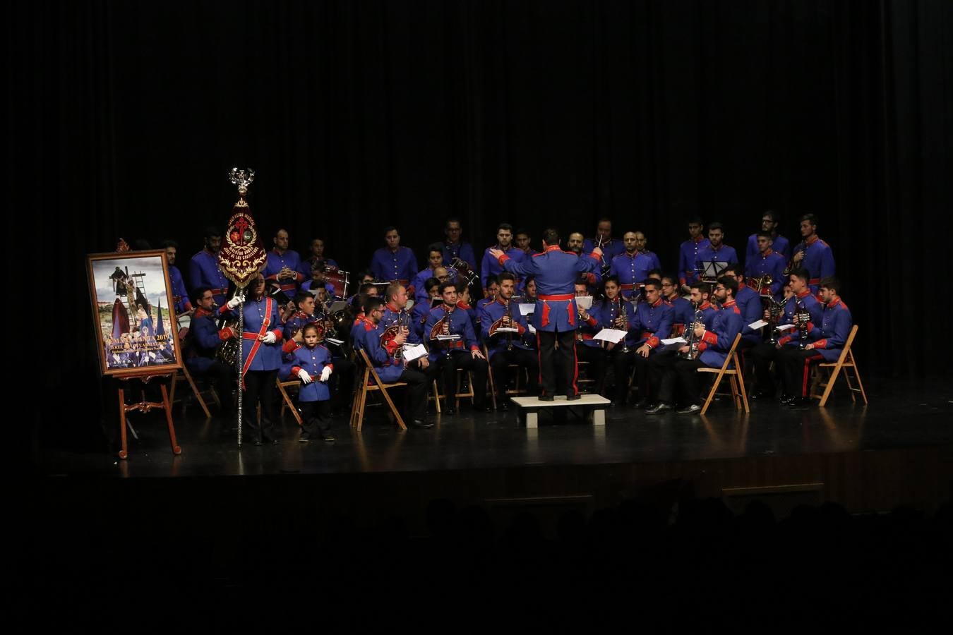 El Cine-teatro Balboa acogió, ayer, la sexta edición del 'Certamen de Bandas Solidario', organizado por la Junta de Cofradías de la Semana Santa de Jerez de los Caballeros. Un Certamen que, gracias a la participación de las distintas agrupaciones musicales del municipio y del Valle de Santa Ana, consiguió recaudar 375 euros y 36 kilos a beneficio del Almacén de Alimentos que Cruz Roja gestiona en Jerez. 