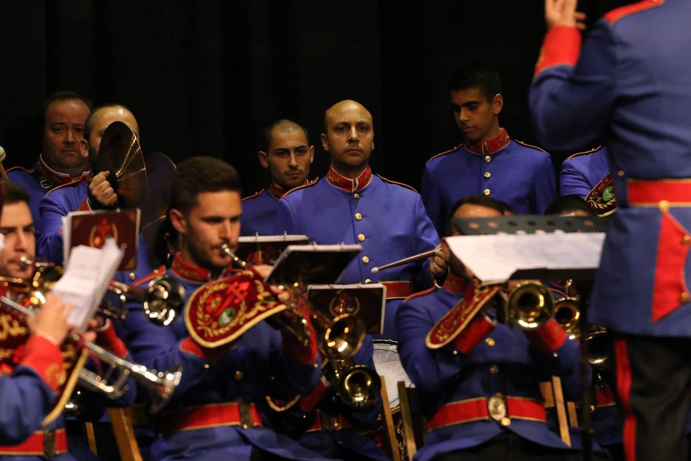 El Cine-teatro Balboa acogió, ayer, la sexta edición del 'Certamen de Bandas Solidario', organizado por la Junta de Cofradías de la Semana Santa de Jerez de los Caballeros. Un Certamen que, gracias a la participación de las distintas agrupaciones musicales del municipio y del Valle de Santa Ana, consiguió recaudar 375 euros y 36 kilos a beneficio del Almacén de Alimentos que Cruz Roja gestiona en Jerez. 