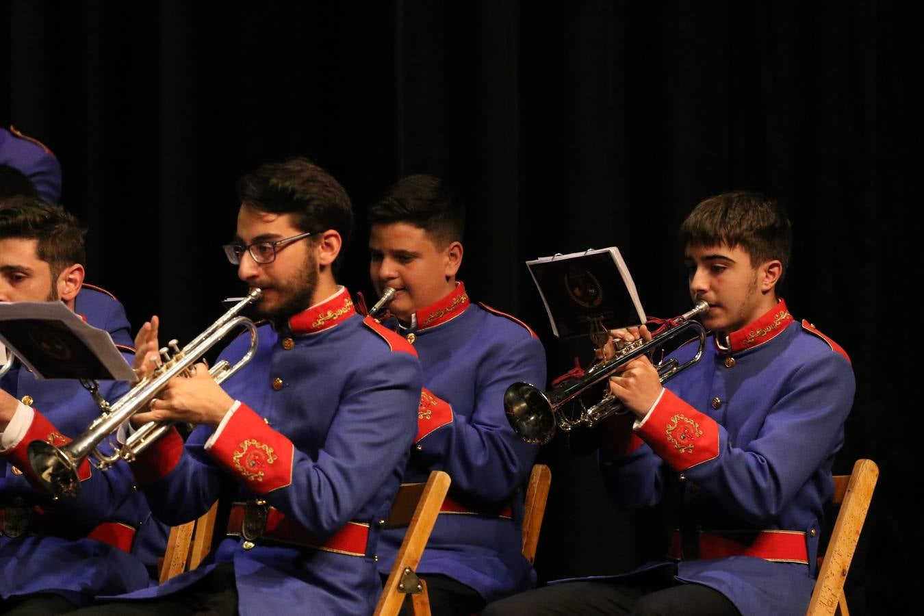 El Cine-teatro Balboa acogió, ayer, la sexta edición del 'Certamen de Bandas Solidario', organizado por la Junta de Cofradías de la Semana Santa de Jerez de los Caballeros. Un Certamen que, gracias a la participación de las distintas agrupaciones musicales del municipio y del Valle de Santa Ana, consiguió recaudar 375 euros y 36 kilos a beneficio del Almacén de Alimentos que Cruz Roja gestiona en Jerez. 