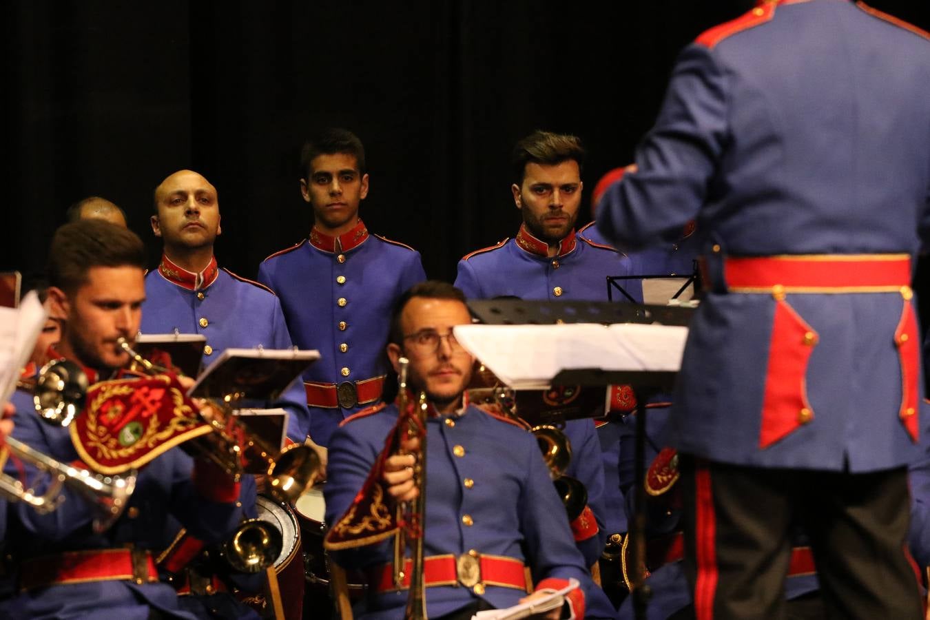 El Cine-teatro Balboa acogió, ayer, la sexta edición del 'Certamen de Bandas Solidario', organizado por la Junta de Cofradías de la Semana Santa de Jerez de los Caballeros. Un Certamen que, gracias a la participación de las distintas agrupaciones musicales del municipio y del Valle de Santa Ana, consiguió recaudar 375 euros y 36 kilos a beneficio del Almacén de Alimentos que Cruz Roja gestiona en Jerez. 