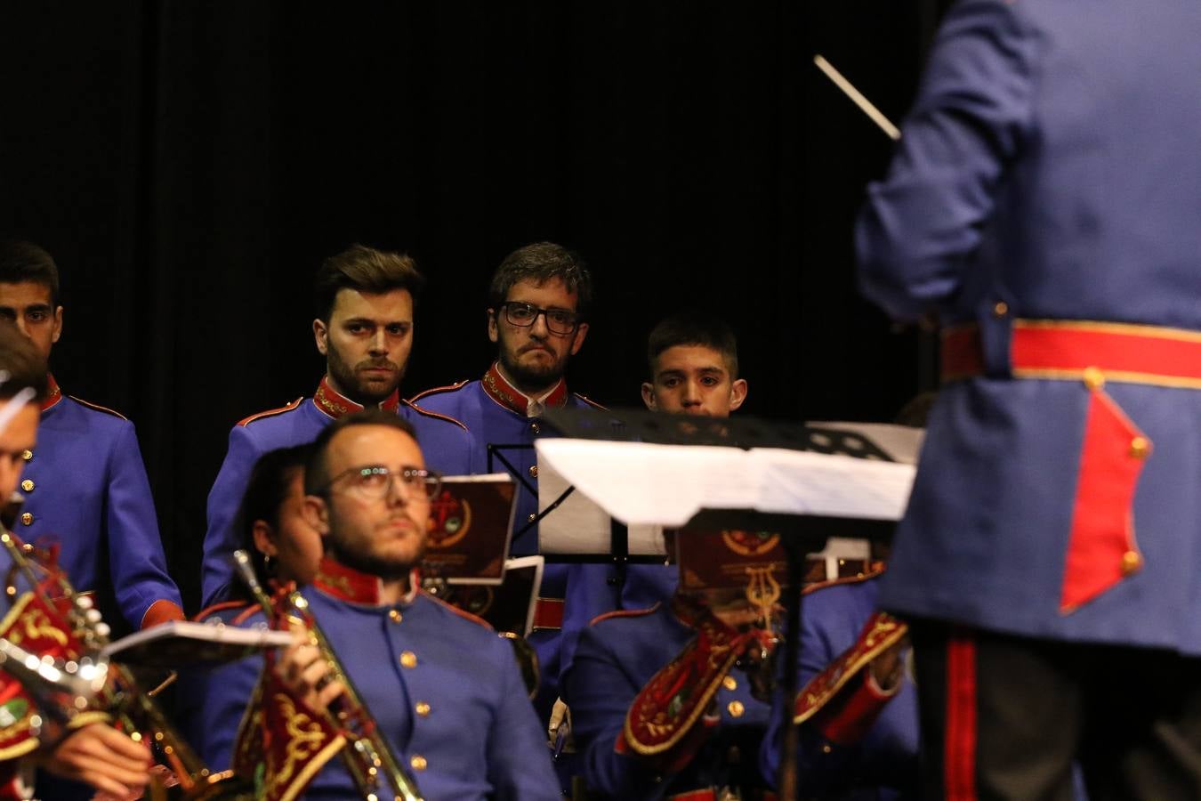 El Cine-teatro Balboa acogió, ayer, la sexta edición del 'Certamen de Bandas Solidario', organizado por la Junta de Cofradías de la Semana Santa de Jerez de los Caballeros. Un Certamen que, gracias a la participación de las distintas agrupaciones musicales del municipio y del Valle de Santa Ana, consiguió recaudar 375 euros y 36 kilos a beneficio del Almacén de Alimentos que Cruz Roja gestiona en Jerez. 