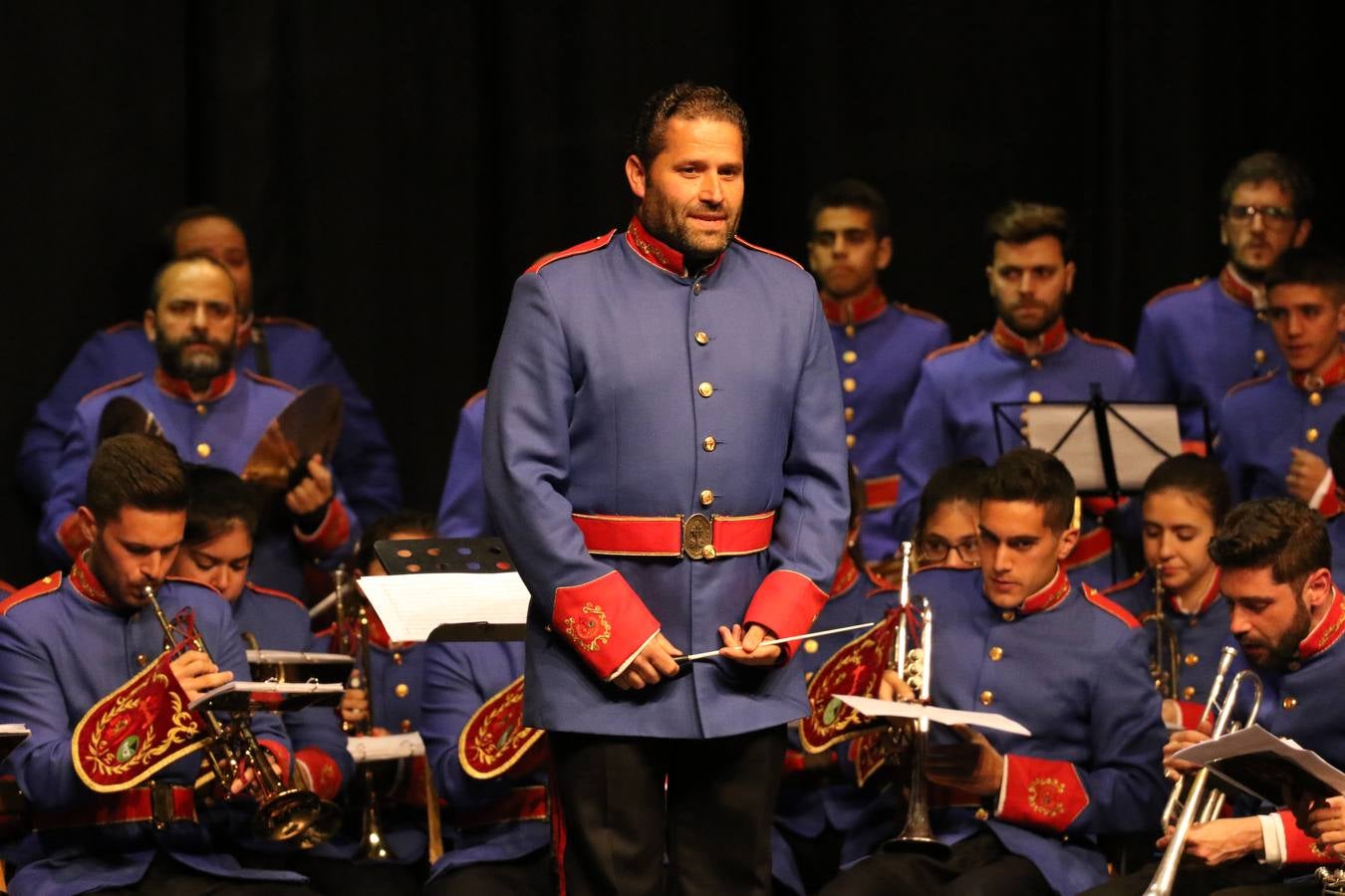 El Cine-teatro Balboa acogió, ayer, la sexta edición del 'Certamen de Bandas Solidario', organizado por la Junta de Cofradías de la Semana Santa de Jerez de los Caballeros. Un Certamen que, gracias a la participación de las distintas agrupaciones musicales del municipio y del Valle de Santa Ana, consiguió recaudar 375 euros y 36 kilos a beneficio del Almacén de Alimentos que Cruz Roja gestiona en Jerez. 