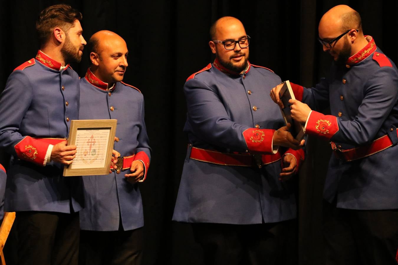 El Cine-teatro Balboa acogió, ayer, la sexta edición del 'Certamen de Bandas Solidario', organizado por la Junta de Cofradías de la Semana Santa de Jerez de los Caballeros. Un Certamen que, gracias a la participación de las distintas agrupaciones musicales del municipio y del Valle de Santa Ana, consiguió recaudar 375 euros y 36 kilos a beneficio del Almacén de Alimentos que Cruz Roja gestiona en Jerez. 