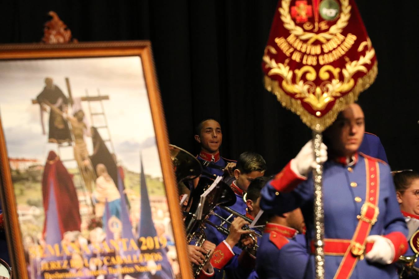 El Cine-teatro Balboa acogió, ayer, la sexta edición del 'Certamen de Bandas Solidario', organizado por la Junta de Cofradías de la Semana Santa de Jerez de los Caballeros. Un Certamen que, gracias a la participación de las distintas agrupaciones musicales del municipio y del Valle de Santa Ana, consiguió recaudar 375 euros y 36 kilos a beneficio del Almacén de Alimentos que Cruz Roja gestiona en Jerez. 