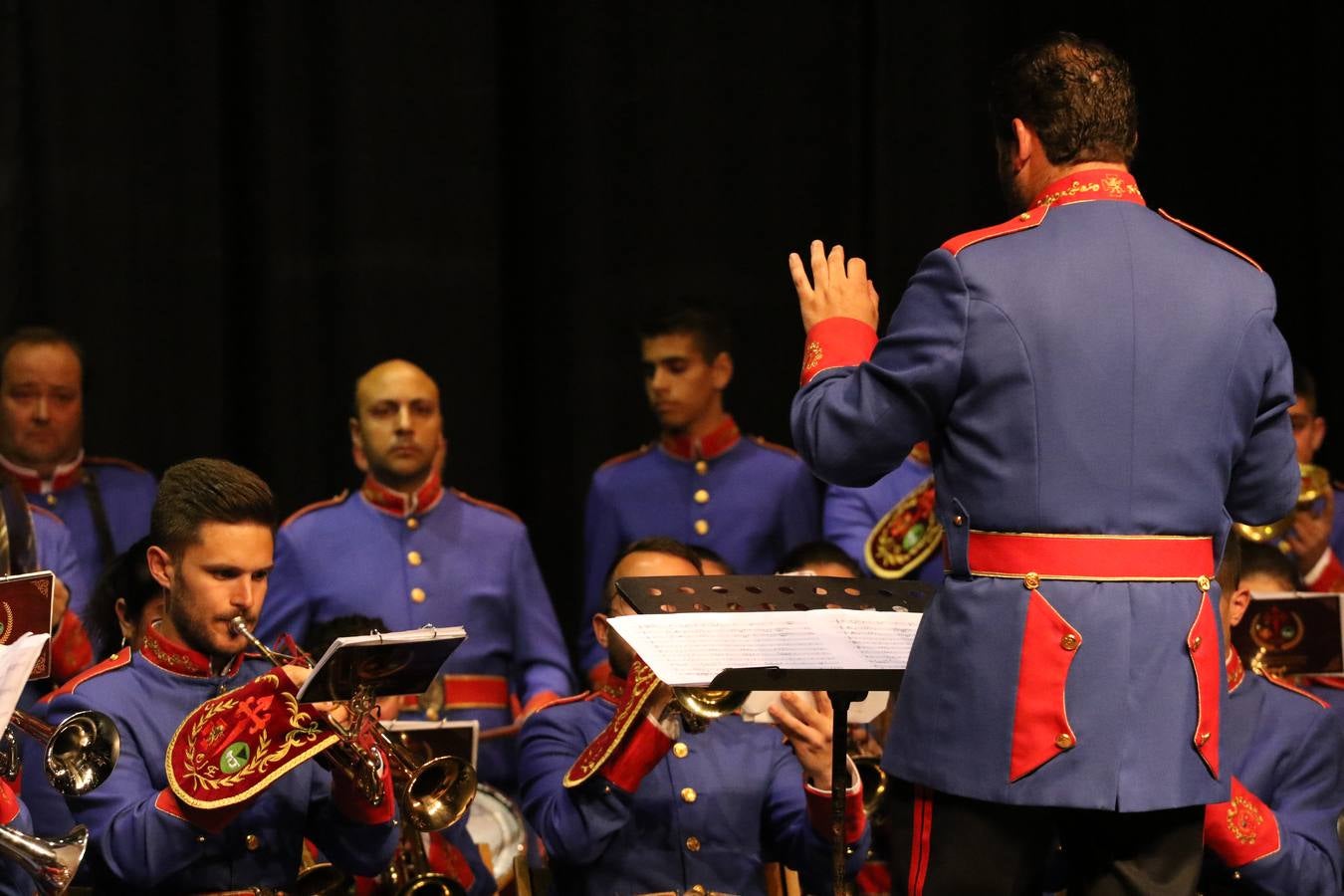 El Cine-teatro Balboa acogió, ayer, la sexta edición del 'Certamen de Bandas Solidario', organizado por la Junta de Cofradías de la Semana Santa de Jerez de los Caballeros. Un Certamen que, gracias a la participación de las distintas agrupaciones musicales del municipio y del Valle de Santa Ana, consiguió recaudar 375 euros y 36 kilos a beneficio del Almacén de Alimentos que Cruz Roja gestiona en Jerez. 