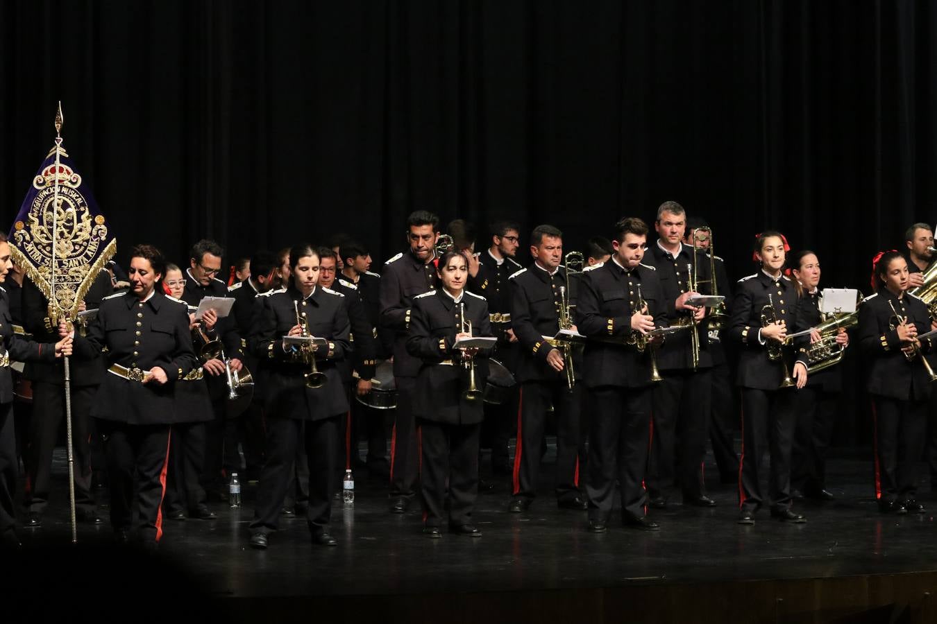 El Cine-teatro Balboa acogió, ayer, la sexta edición del 'Certamen de Bandas Solidario', organizado por la Junta de Cofradías de la Semana Santa de Jerez de los Caballeros. Un Certamen que, gracias a la participación de las distintas agrupaciones musicales del municipio y del Valle de Santa Ana, consiguió recaudar 375 euros y 36 kilos a beneficio del Almacén de Alimentos que Cruz Roja gestiona en Jerez. 