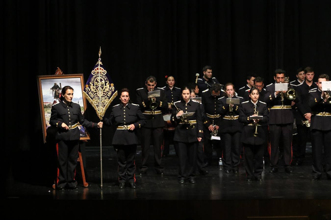 El Cine-teatro Balboa acogió, ayer, la sexta edición del 'Certamen de Bandas Solidario', organizado por la Junta de Cofradías de la Semana Santa de Jerez de los Caballeros. Un Certamen que, gracias a la participación de las distintas agrupaciones musicales del municipio y del Valle de Santa Ana, consiguió recaudar 375 euros y 36 kilos a beneficio del Almacén de Alimentos que Cruz Roja gestiona en Jerez. 