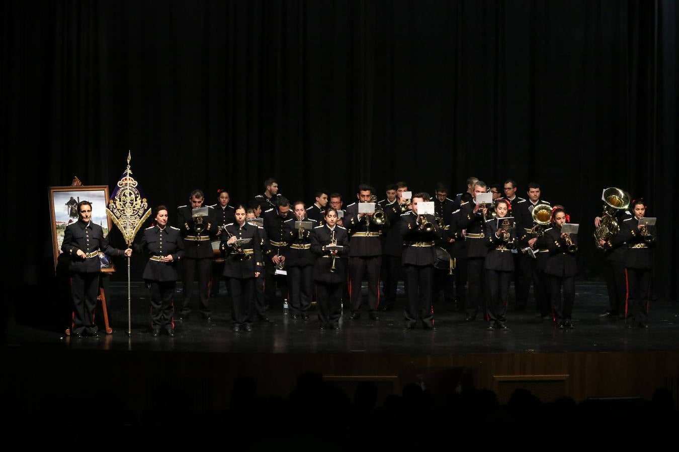 El Cine-teatro Balboa acogió, ayer, la sexta edición del 'Certamen de Bandas Solidario', organizado por la Junta de Cofradías de la Semana Santa de Jerez de los Caballeros. Un Certamen que, gracias a la participación de las distintas agrupaciones musicales del municipio y del Valle de Santa Ana, consiguió recaudar 375 euros y 36 kilos a beneficio del Almacén de Alimentos que Cruz Roja gestiona en Jerez. 