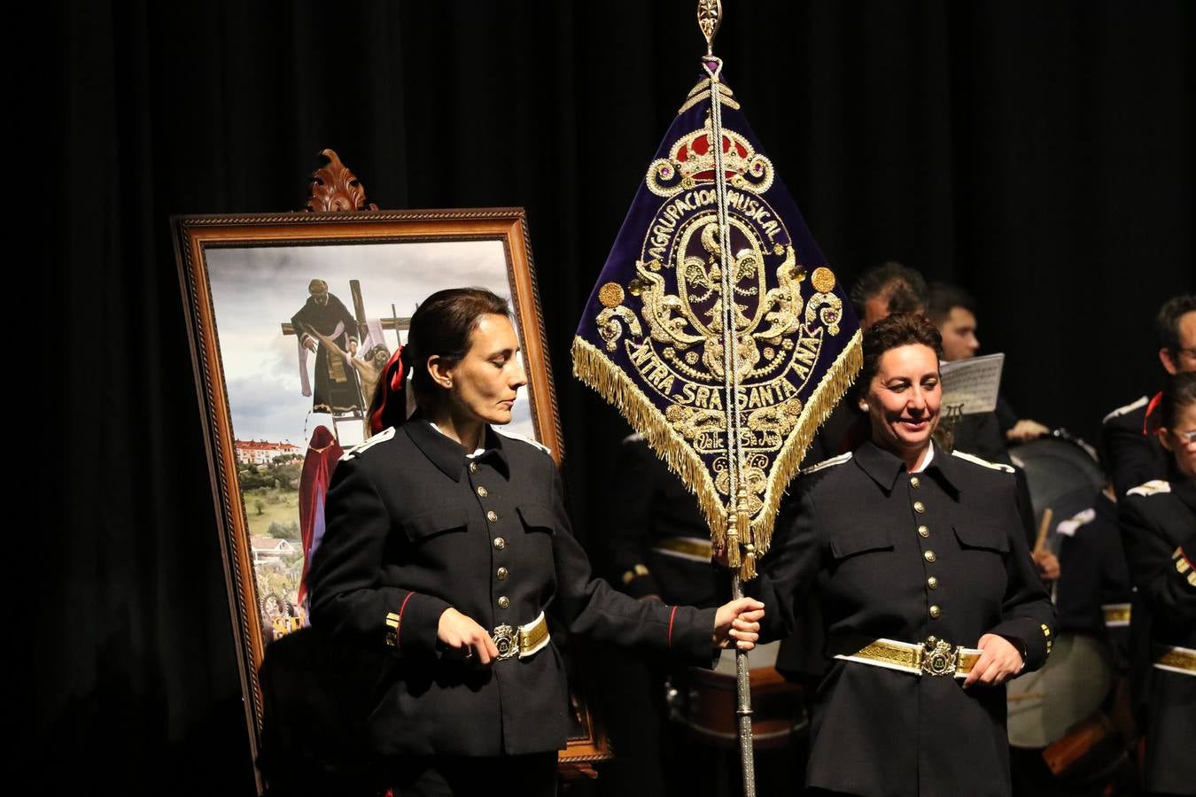 El Cine-teatro Balboa acogió, ayer, la sexta edición del 'Certamen de Bandas Solidario', organizado por la Junta de Cofradías de la Semana Santa de Jerez de los Caballeros. Un Certamen que, gracias a la participación de las distintas agrupaciones musicales del municipio y del Valle de Santa Ana, consiguió recaudar 375 euros y 36 kilos a beneficio del Almacén de Alimentos que Cruz Roja gestiona en Jerez. 