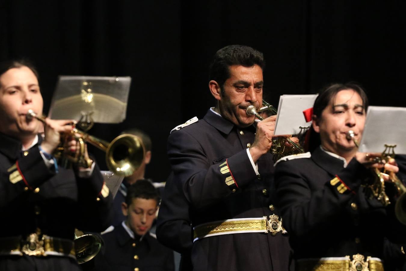 El Cine-teatro Balboa acogió, ayer, la sexta edición del 'Certamen de Bandas Solidario', organizado por la Junta de Cofradías de la Semana Santa de Jerez de los Caballeros. Un Certamen que, gracias a la participación de las distintas agrupaciones musicales del municipio y del Valle de Santa Ana, consiguió recaudar 375 euros y 36 kilos a beneficio del Almacén de Alimentos que Cruz Roja gestiona en Jerez. 