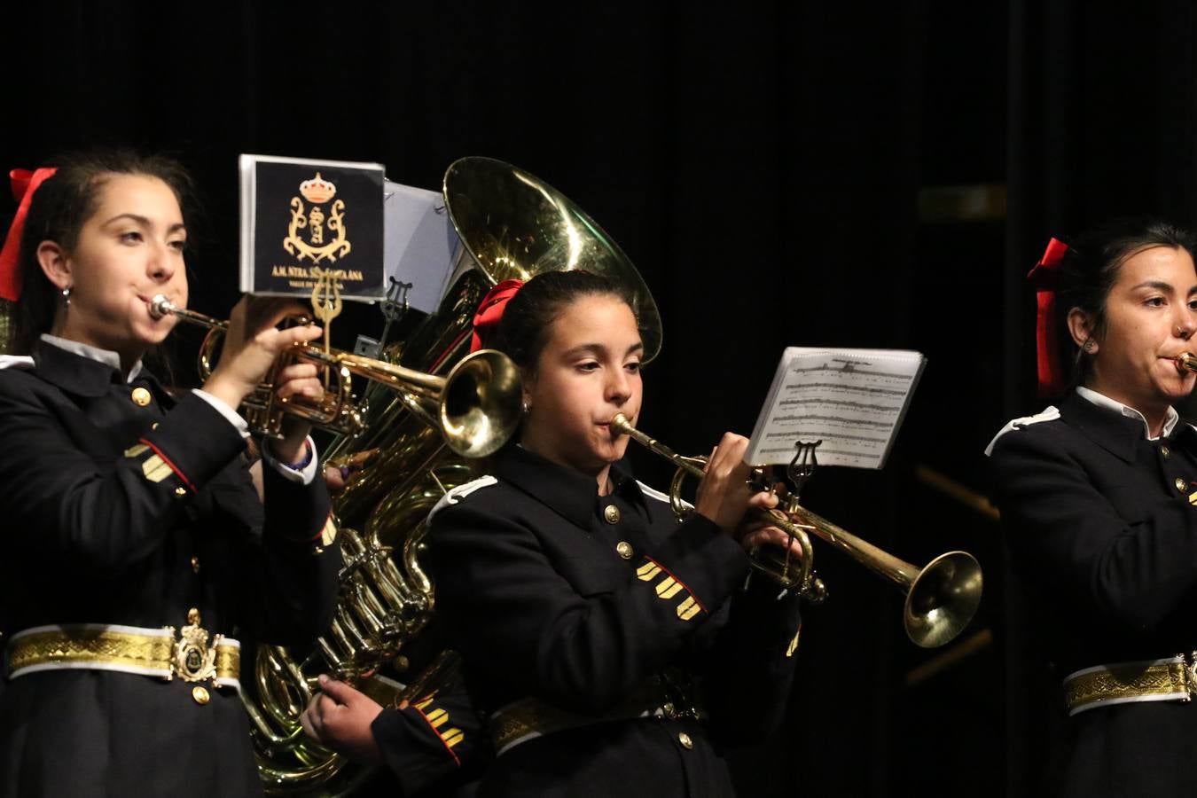 El Cine-teatro Balboa acogió, ayer, la sexta edición del 'Certamen de Bandas Solidario', organizado por la Junta de Cofradías de la Semana Santa de Jerez de los Caballeros. Un Certamen que, gracias a la participación de las distintas agrupaciones musicales del municipio y del Valle de Santa Ana, consiguió recaudar 375 euros y 36 kilos a beneficio del Almacén de Alimentos que Cruz Roja gestiona en Jerez. 