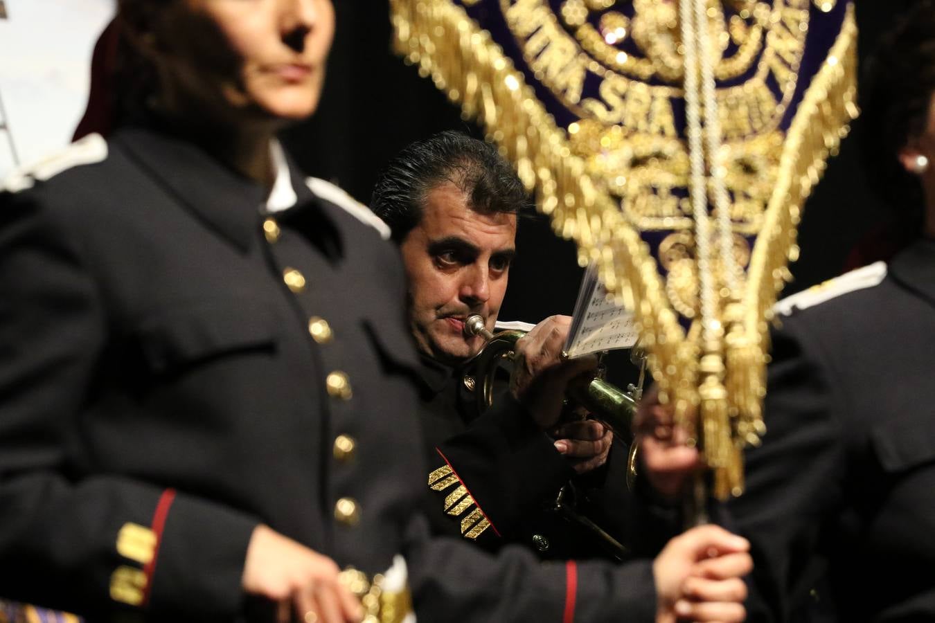 El Cine-teatro Balboa acogió, ayer, la sexta edición del 'Certamen de Bandas Solidario', organizado por la Junta de Cofradías de la Semana Santa de Jerez de los Caballeros. Un Certamen que, gracias a la participación de las distintas agrupaciones musicales del municipio y del Valle de Santa Ana, consiguió recaudar 375 euros y 36 kilos a beneficio del Almacén de Alimentos que Cruz Roja gestiona en Jerez. 