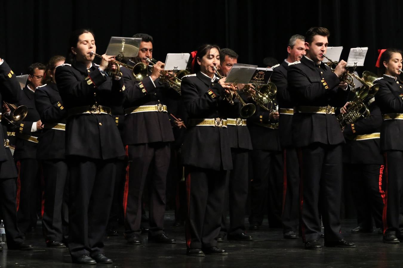 El Cine-teatro Balboa acogió, ayer, la sexta edición del 'Certamen de Bandas Solidario', organizado por la Junta de Cofradías de la Semana Santa de Jerez de los Caballeros. Un Certamen que, gracias a la participación de las distintas agrupaciones musicales del municipio y del Valle de Santa Ana, consiguió recaudar 375 euros y 36 kilos a beneficio del Almacén de Alimentos que Cruz Roja gestiona en Jerez. 