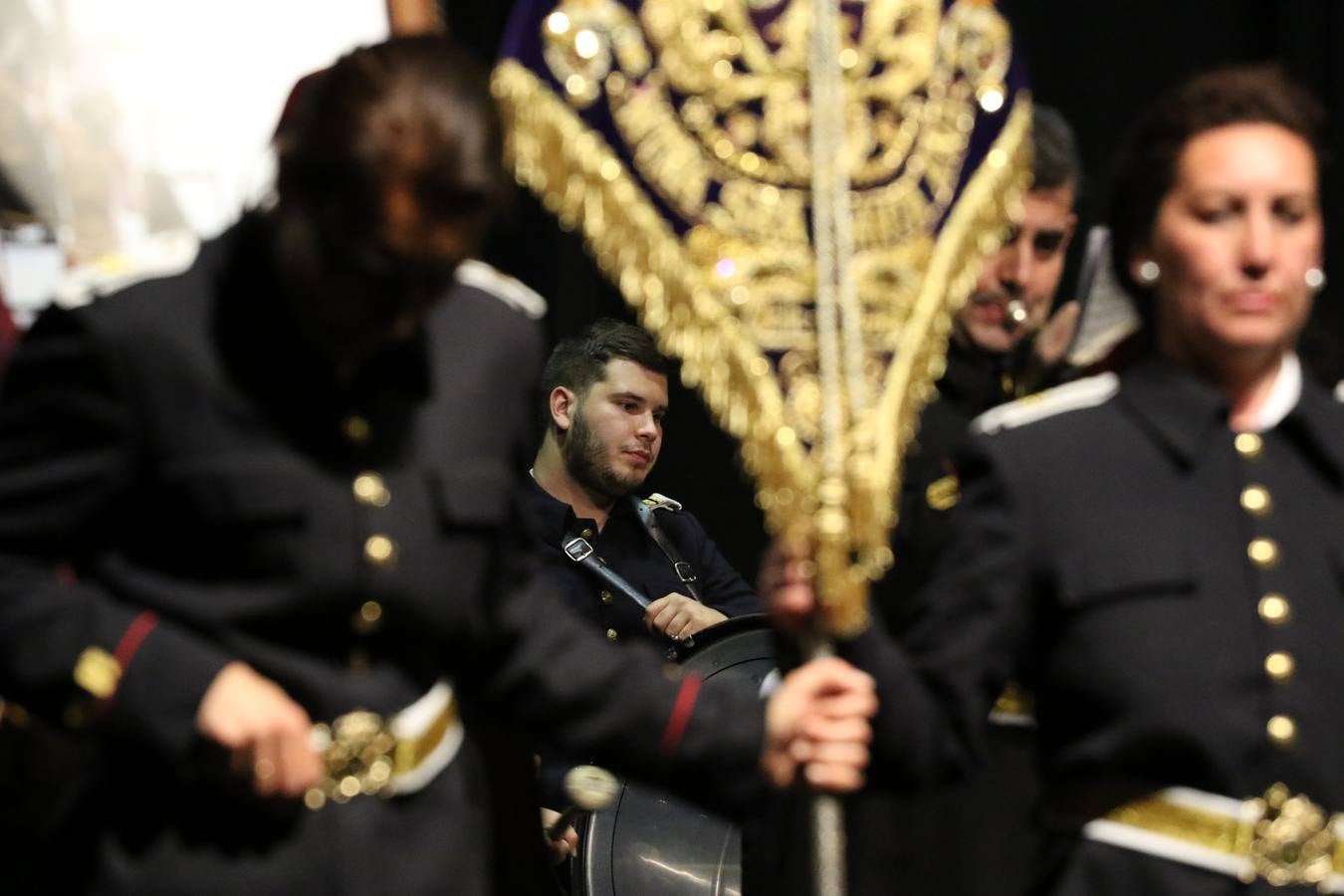 El Cine-teatro Balboa acogió, ayer, la sexta edición del 'Certamen de Bandas Solidario', organizado por la Junta de Cofradías de la Semana Santa de Jerez de los Caballeros. Un Certamen que, gracias a la participación de las distintas agrupaciones musicales del municipio y del Valle de Santa Ana, consiguió recaudar 375 euros y 36 kilos a beneficio del Almacén de Alimentos que Cruz Roja gestiona en Jerez. 