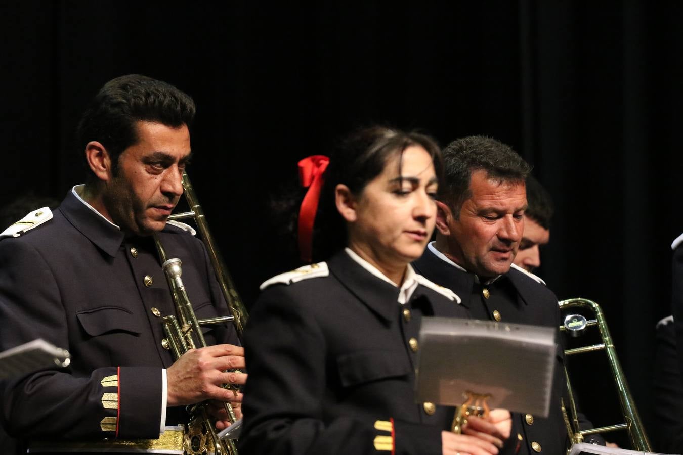 El Cine-teatro Balboa acogió, ayer, la sexta edición del 'Certamen de Bandas Solidario', organizado por la Junta de Cofradías de la Semana Santa de Jerez de los Caballeros. Un Certamen que, gracias a la participación de las distintas agrupaciones musicales del municipio y del Valle de Santa Ana, consiguió recaudar 375 euros y 36 kilos a beneficio del Almacén de Alimentos que Cruz Roja gestiona en Jerez. 