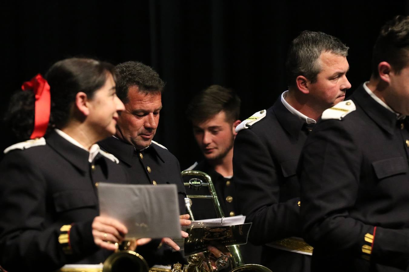 El Cine-teatro Balboa acogió, ayer, la sexta edición del 'Certamen de Bandas Solidario', organizado por la Junta de Cofradías de la Semana Santa de Jerez de los Caballeros. Un Certamen que, gracias a la participación de las distintas agrupaciones musicales del municipio y del Valle de Santa Ana, consiguió recaudar 375 euros y 36 kilos a beneficio del Almacén de Alimentos que Cruz Roja gestiona en Jerez. 