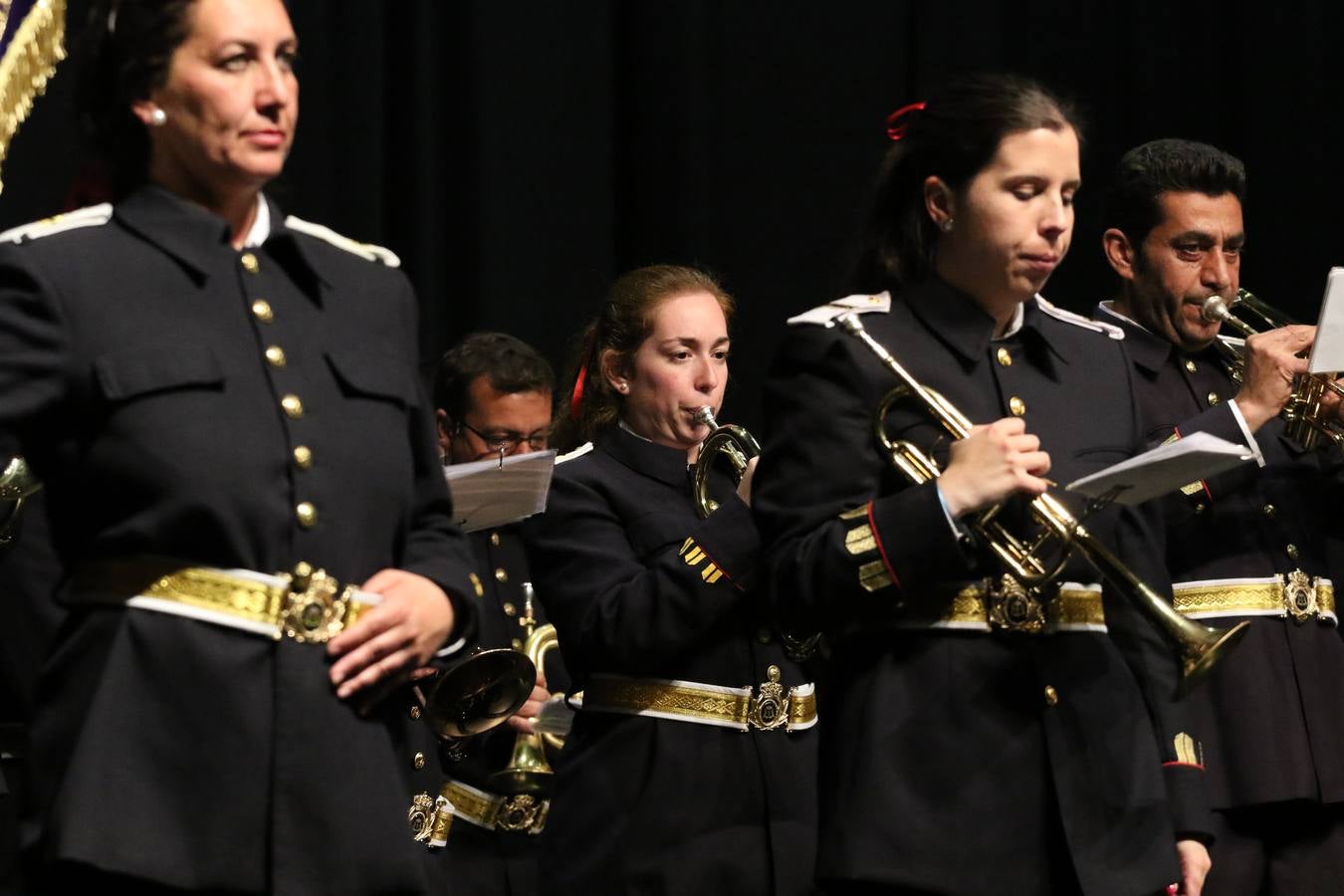 El Cine-teatro Balboa acogió, ayer, la sexta edición del 'Certamen de Bandas Solidario', organizado por la Junta de Cofradías de la Semana Santa de Jerez de los Caballeros. Un Certamen que, gracias a la participación de las distintas agrupaciones musicales del municipio y del Valle de Santa Ana, consiguió recaudar 375 euros y 36 kilos a beneficio del Almacén de Alimentos que Cruz Roja gestiona en Jerez. 