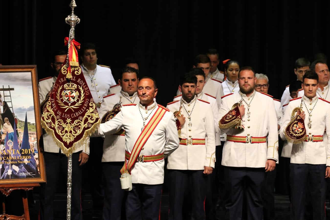 El Cine-teatro Balboa acogió, ayer, la sexta edición del 'Certamen de Bandas Solidario', organizado por la Junta de Cofradías de la Semana Santa de Jerez de los Caballeros. Un Certamen que, gracias a la participación de las distintas agrupaciones musicales del municipio y del Valle de Santa Ana, consiguió recaudar 375 euros y 36 kilos a beneficio del Almacén de Alimentos que Cruz Roja gestiona en Jerez. 