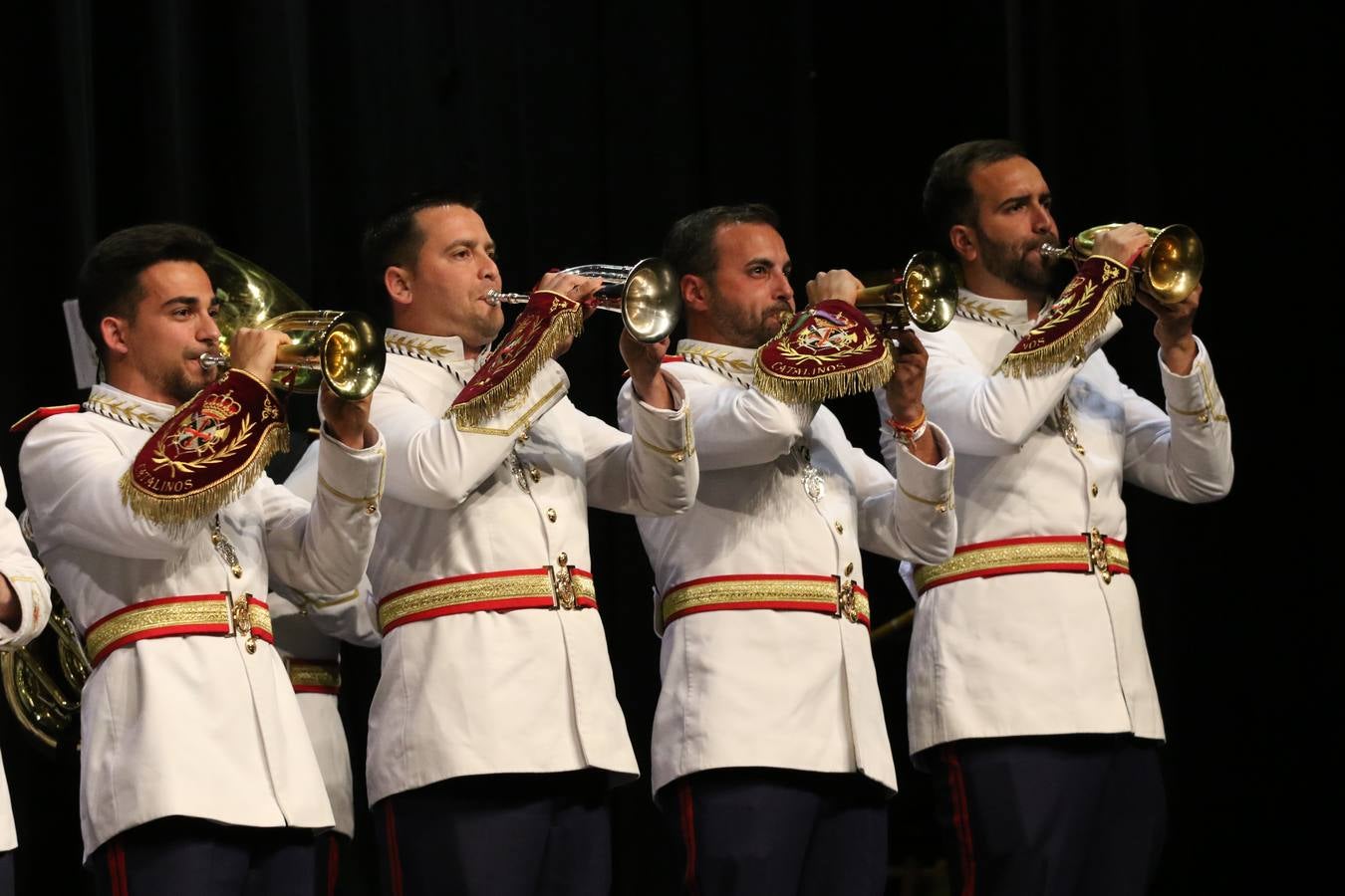 El Cine-teatro Balboa acogió, ayer, la sexta edición del 'Certamen de Bandas Solidario', organizado por la Junta de Cofradías de la Semana Santa de Jerez de los Caballeros. Un Certamen que, gracias a la participación de las distintas agrupaciones musicales del municipio y del Valle de Santa Ana, consiguió recaudar 375 euros y 36 kilos a beneficio del Almacén de Alimentos que Cruz Roja gestiona en Jerez. 