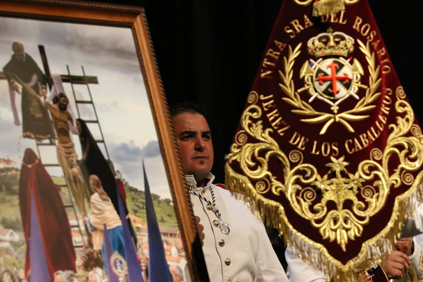 El Cine-teatro Balboa acogió, ayer, la sexta edición del 'Certamen de Bandas Solidario', organizado por la Junta de Cofradías de la Semana Santa de Jerez de los Caballeros. Un Certamen que, gracias a la participación de las distintas agrupaciones musicales del municipio y del Valle de Santa Ana, consiguió recaudar 375 euros y 36 kilos a beneficio del Almacén de Alimentos que Cruz Roja gestiona en Jerez. 