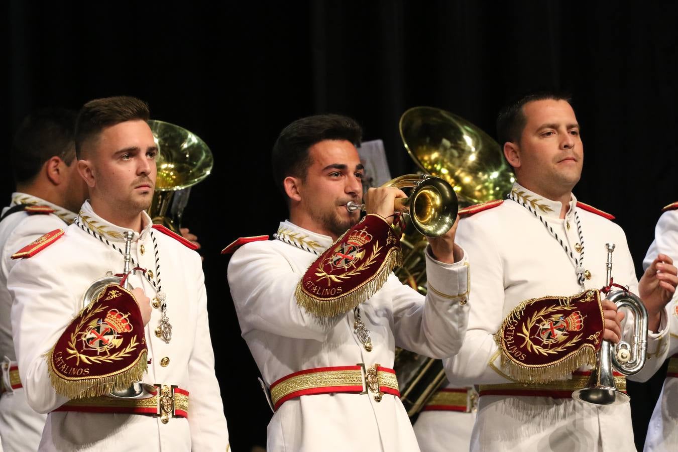 El Cine-teatro Balboa acogió, ayer, la sexta edición del 'Certamen de Bandas Solidario', organizado por la Junta de Cofradías de la Semana Santa de Jerez de los Caballeros. Un Certamen que, gracias a la participación de las distintas agrupaciones musicales del municipio y del Valle de Santa Ana, consiguió recaudar 375 euros y 36 kilos a beneficio del Almacén de Alimentos que Cruz Roja gestiona en Jerez. 