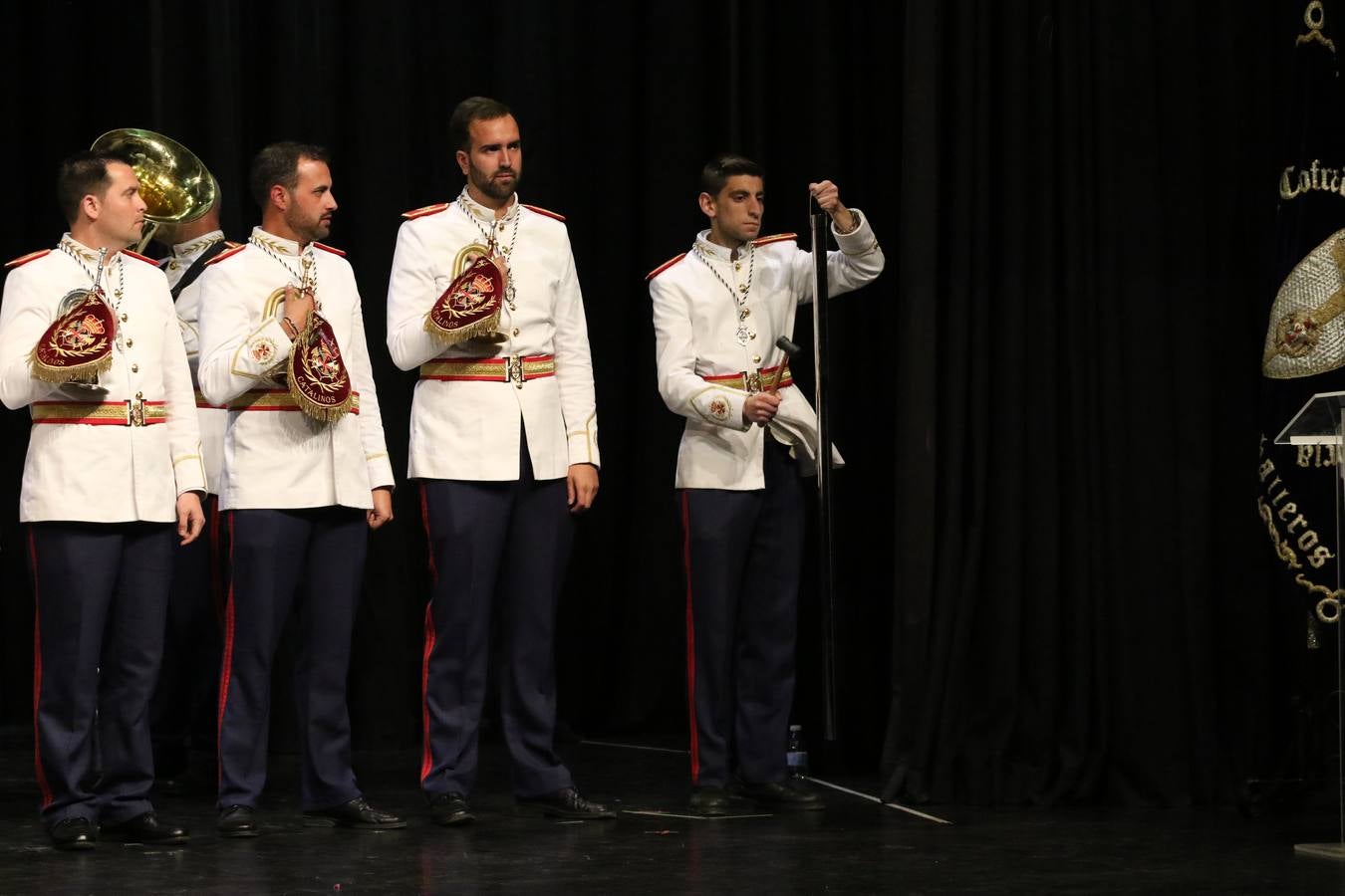 El Cine-teatro Balboa acogió, ayer, la sexta edición del 'Certamen de Bandas Solidario', organizado por la Junta de Cofradías de la Semana Santa de Jerez de los Caballeros. Un Certamen que, gracias a la participación de las distintas agrupaciones musicales del municipio y del Valle de Santa Ana, consiguió recaudar 375 euros y 36 kilos a beneficio del Almacén de Alimentos que Cruz Roja gestiona en Jerez. 