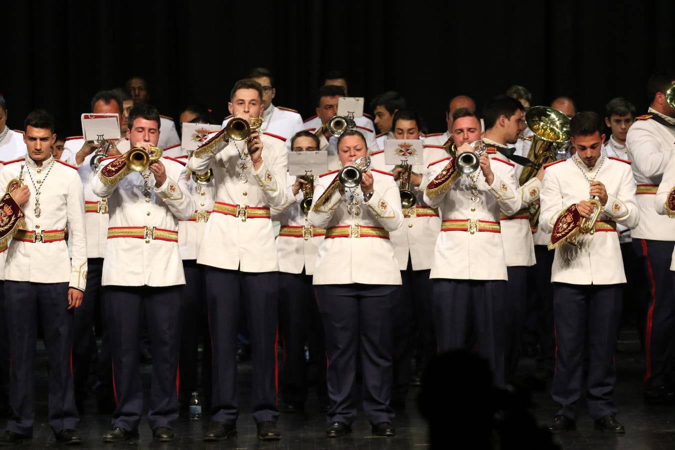 El Cine-teatro Balboa acogió, ayer, la sexta edición del 'Certamen de Bandas Solidario', organizado por la Junta de Cofradías de la Semana Santa de Jerez de los Caballeros. Un Certamen que, gracias a la participación de las distintas agrupaciones musicales del municipio y del Valle de Santa Ana, consiguió recaudar 375 euros y 36 kilos a beneficio del Almacén de Alimentos que Cruz Roja gestiona en Jerez. 
