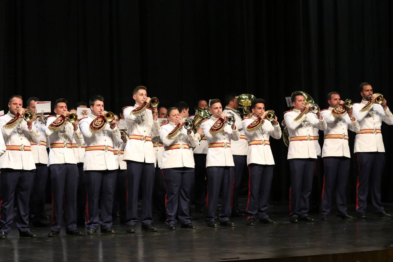 El Cine-teatro Balboa acogió, ayer, la sexta edición del 'Certamen de Bandas Solidario', organizado por la Junta de Cofradías de la Semana Santa de Jerez de los Caballeros. Un Certamen que, gracias a la participación de las distintas agrupaciones musicales del municipio y del Valle de Santa Ana, consiguió recaudar 375 euros y 36 kilos a beneficio del Almacén de Alimentos que Cruz Roja gestiona en Jerez. 