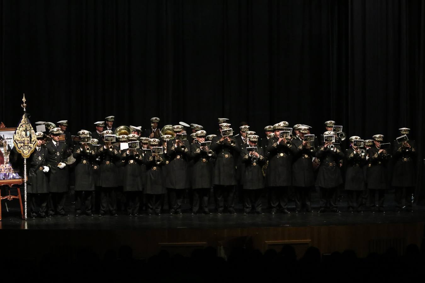 El Cine-teatro Balboa acogió, ayer, la sexta edición del 'Certamen de Bandas Solidario', organizado por la Junta de Cofradías de la Semana Santa de Jerez de los Caballeros. Un Certamen que, gracias a la participación de las distintas agrupaciones musicales del municipio y del Valle de Santa Ana, consiguió recaudar 375 euros y 36 kilos a beneficio del Almacén de Alimentos que Cruz Roja gestiona en Jerez. 