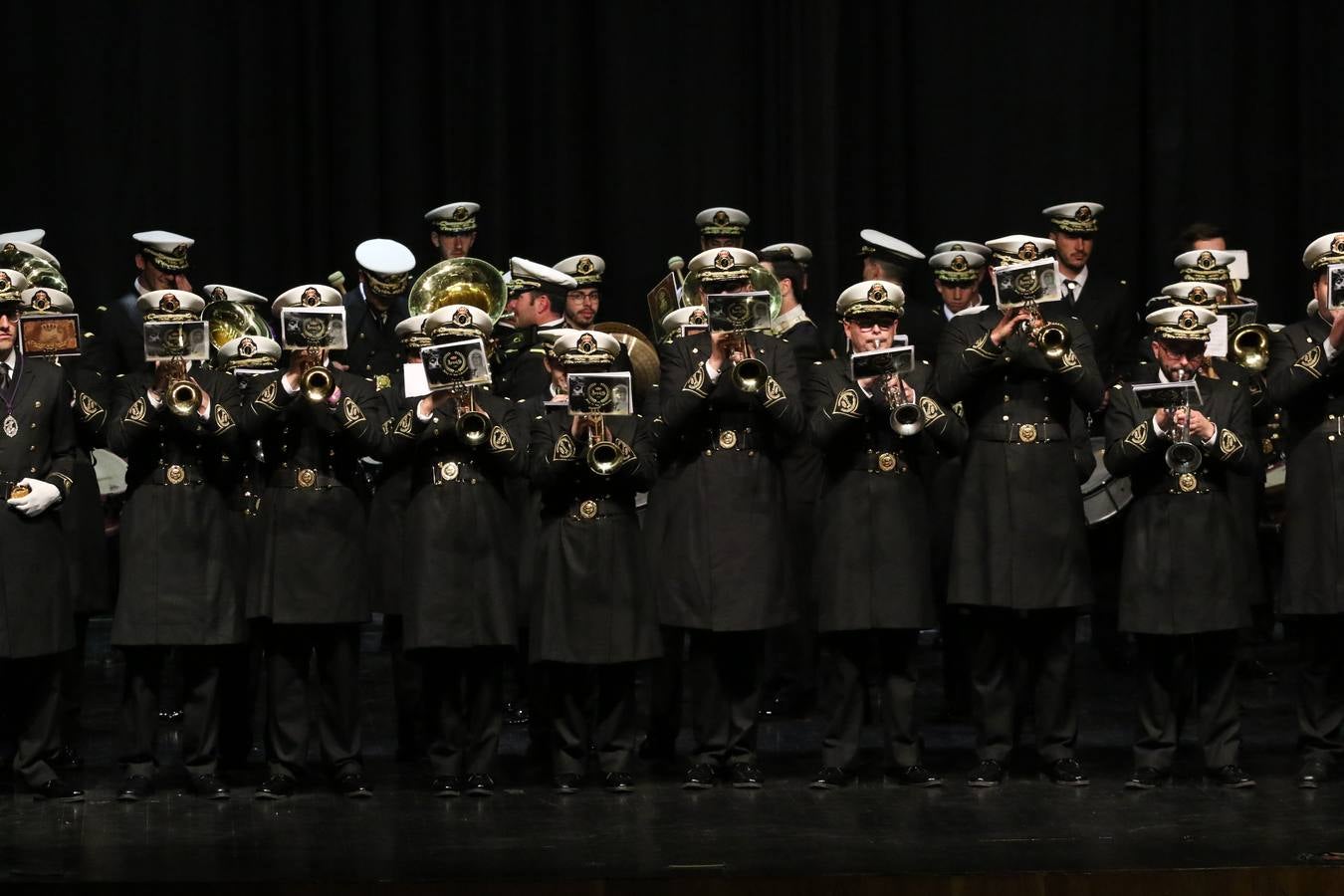 El Cine-teatro Balboa acogió, ayer, la sexta edición del 'Certamen de Bandas Solidario', organizado por la Junta de Cofradías de la Semana Santa de Jerez de los Caballeros. Un Certamen que, gracias a la participación de las distintas agrupaciones musicales del municipio y del Valle de Santa Ana, consiguió recaudar 375 euros y 36 kilos a beneficio del Almacén de Alimentos que Cruz Roja gestiona en Jerez. 