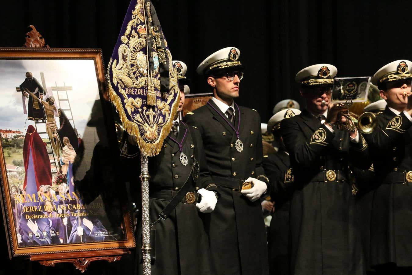 El Cine-teatro Balboa acogió, ayer, la sexta edición del 'Certamen de Bandas Solidario', organizado por la Junta de Cofradías de la Semana Santa de Jerez de los Caballeros. Un Certamen que, gracias a la participación de las distintas agrupaciones musicales del municipio y del Valle de Santa Ana, consiguió recaudar 375 euros y 36 kilos a beneficio del Almacén de Alimentos que Cruz Roja gestiona en Jerez. 