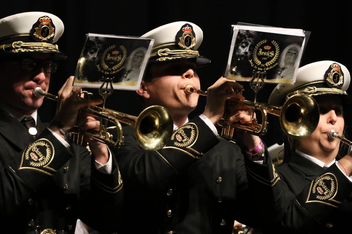El Cine-teatro Balboa acogió, ayer, la sexta edición del 'Certamen de Bandas Solidario', organizado por la Junta de Cofradías de la Semana Santa de Jerez de los Caballeros. Un Certamen que, gracias a la participación de las distintas agrupaciones musicales del municipio y del Valle de Santa Ana, consiguió recaudar 375 euros y 36 kilos a beneficio del Almacén de Alimentos que Cruz Roja gestiona en Jerez. 