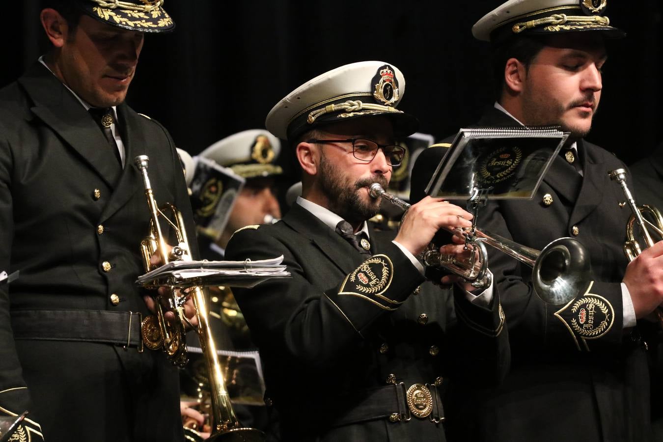 El Cine-teatro Balboa acogió, ayer, la sexta edición del 'Certamen de Bandas Solidario', organizado por la Junta de Cofradías de la Semana Santa de Jerez de los Caballeros. Un Certamen que, gracias a la participación de las distintas agrupaciones musicales del municipio y del Valle de Santa Ana, consiguió recaudar 375 euros y 36 kilos a beneficio del Almacén de Alimentos que Cruz Roja gestiona en Jerez. 