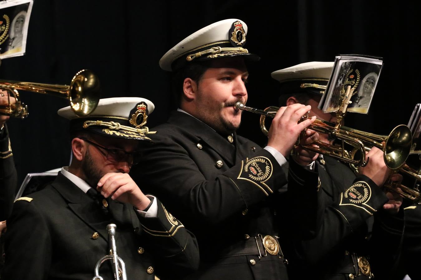 El Cine-teatro Balboa acogió, ayer, la sexta edición del 'Certamen de Bandas Solidario', organizado por la Junta de Cofradías de la Semana Santa de Jerez de los Caballeros. Un Certamen que, gracias a la participación de las distintas agrupaciones musicales del municipio y del Valle de Santa Ana, consiguió recaudar 375 euros y 36 kilos a beneficio del Almacén de Alimentos que Cruz Roja gestiona en Jerez. 