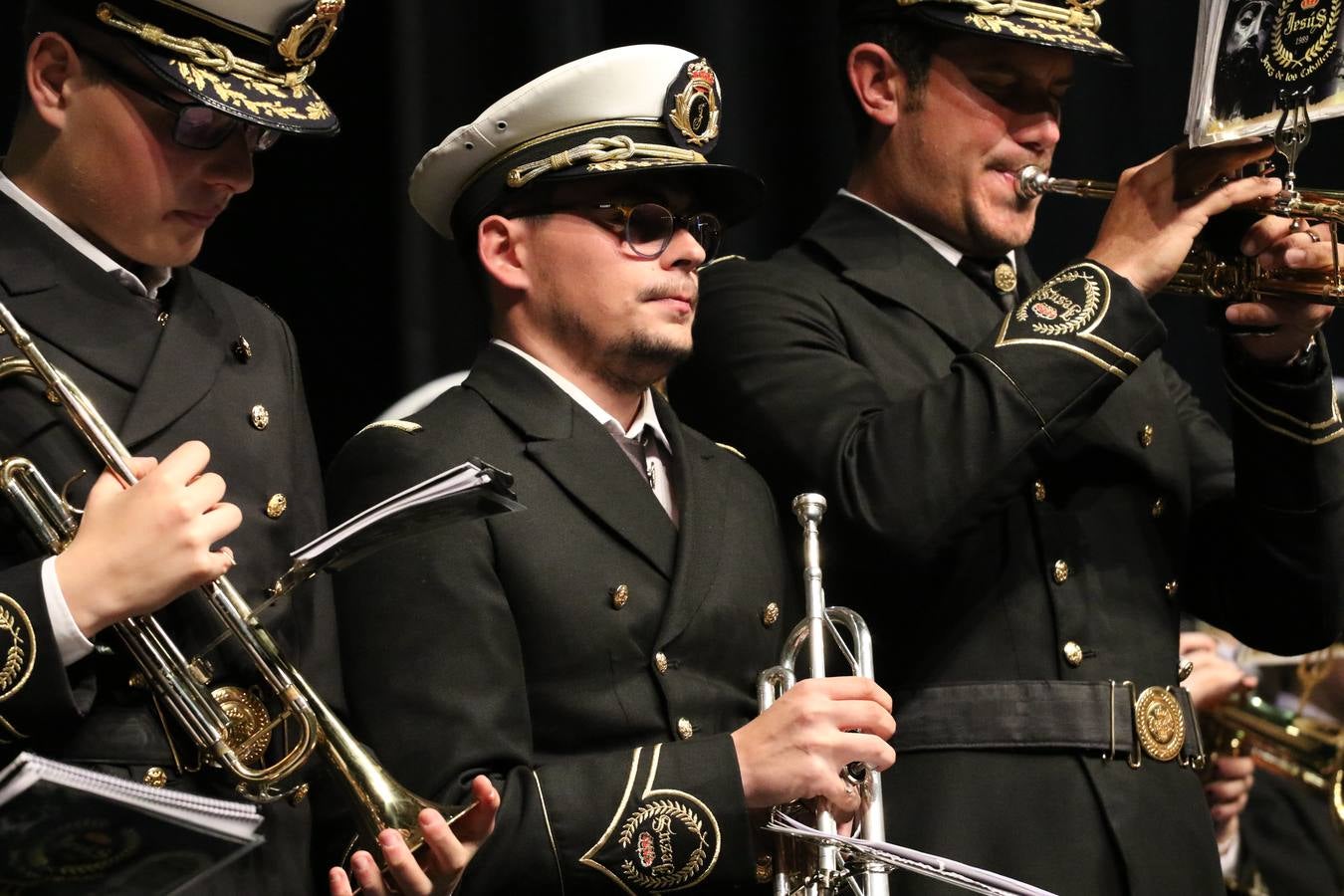 El Cine-teatro Balboa acogió, ayer, la sexta edición del 'Certamen de Bandas Solidario', organizado por la Junta de Cofradías de la Semana Santa de Jerez de los Caballeros. Un Certamen que, gracias a la participación de las distintas agrupaciones musicales del municipio y del Valle de Santa Ana, consiguió recaudar 375 euros y 36 kilos a beneficio del Almacén de Alimentos que Cruz Roja gestiona en Jerez. 