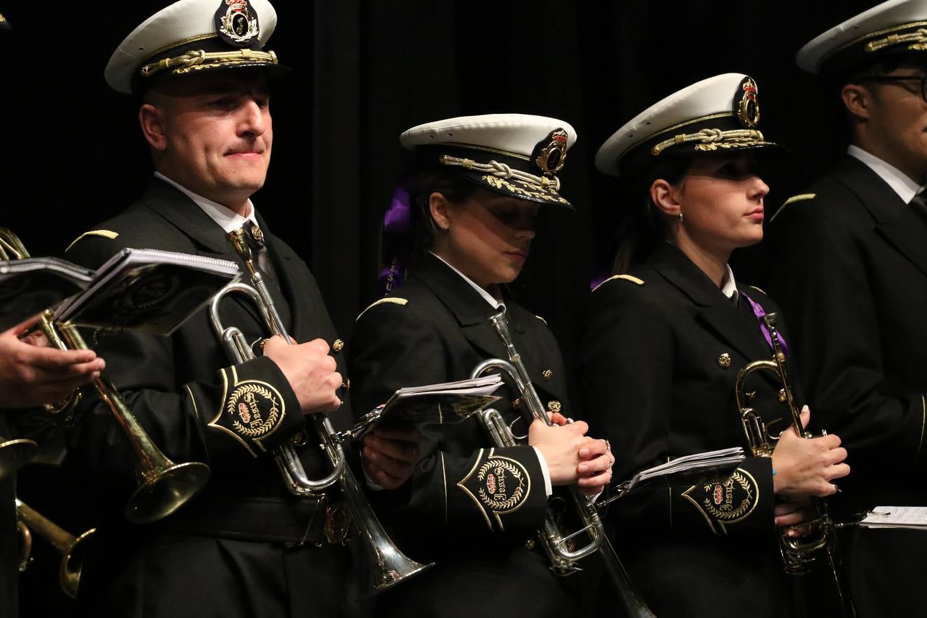 El Cine-teatro Balboa acogió, ayer, la sexta edición del 'Certamen de Bandas Solidario', organizado por la Junta de Cofradías de la Semana Santa de Jerez de los Caballeros. Un Certamen que, gracias a la participación de las distintas agrupaciones musicales del municipio y del Valle de Santa Ana, consiguió recaudar 375 euros y 36 kilos a beneficio del Almacén de Alimentos que Cruz Roja gestiona en Jerez. 