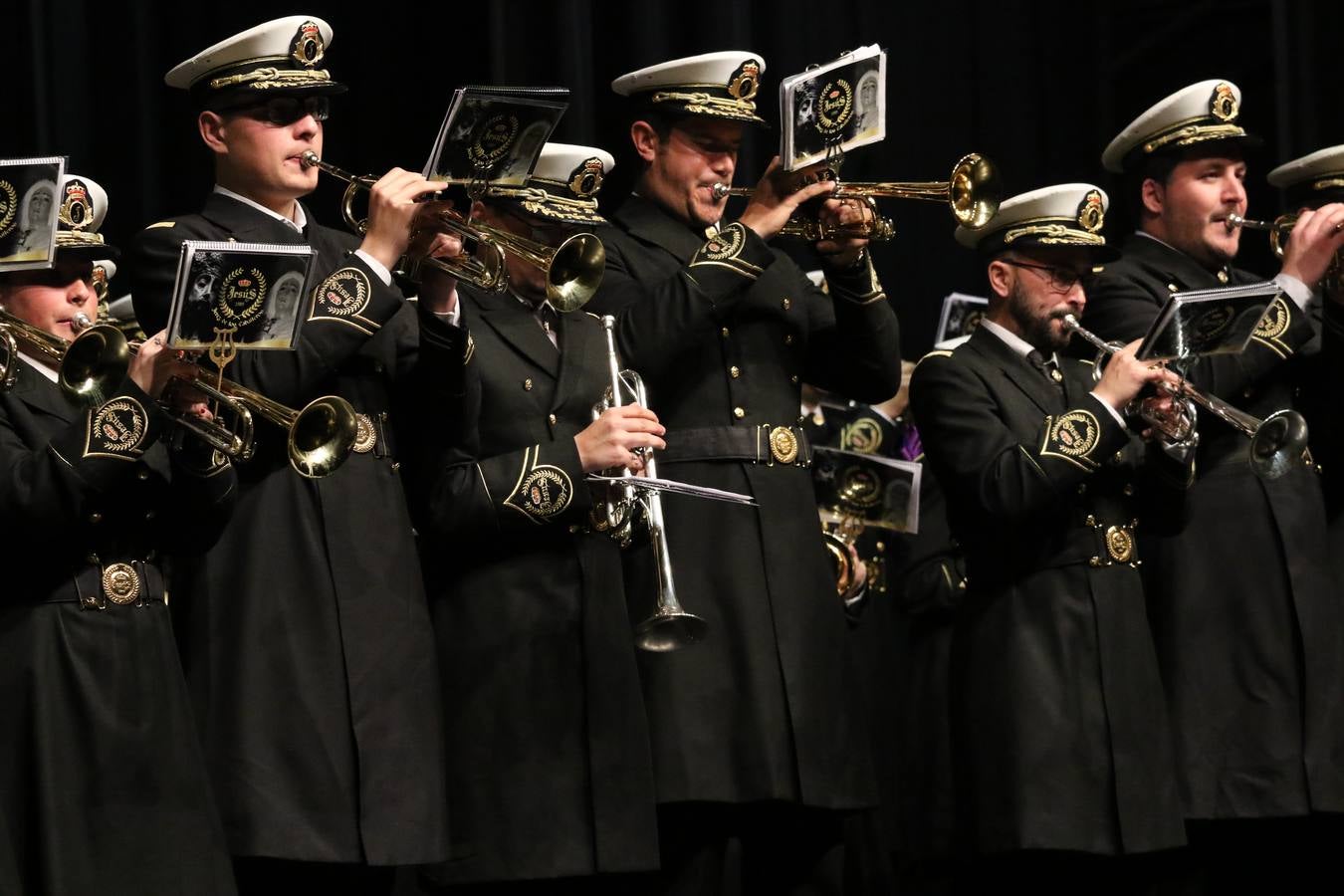 El Cine-teatro Balboa acogió, ayer, la sexta edición del 'Certamen de Bandas Solidario', organizado por la Junta de Cofradías de la Semana Santa de Jerez de los Caballeros. Un Certamen que, gracias a la participación de las distintas agrupaciones musicales del municipio y del Valle de Santa Ana, consiguió recaudar 375 euros y 36 kilos a beneficio del Almacén de Alimentos que Cruz Roja gestiona en Jerez. 