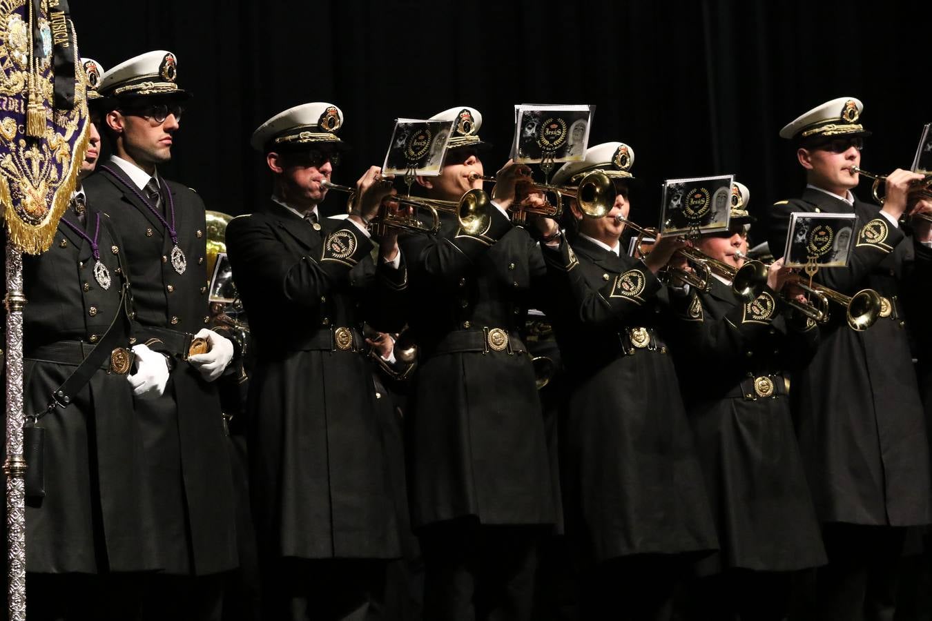 El Cine-teatro Balboa acogió, ayer, la sexta edición del 'Certamen de Bandas Solidario', organizado por la Junta de Cofradías de la Semana Santa de Jerez de los Caballeros. Un Certamen que, gracias a la participación de las distintas agrupaciones musicales del municipio y del Valle de Santa Ana, consiguió recaudar 375 euros y 36 kilos a beneficio del Almacén de Alimentos que Cruz Roja gestiona en Jerez. 
